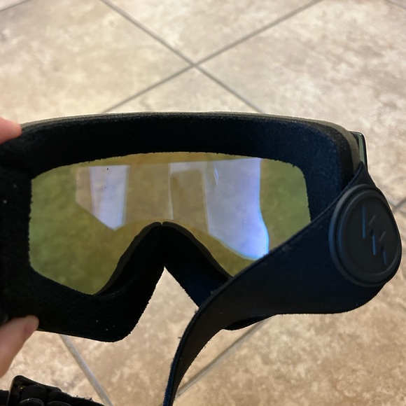 Electric snowboarding goggles with replaceable top lenses - Picture 3 of 4